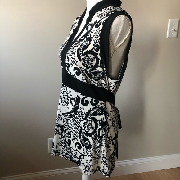 Black and White Sleeveless Top - Picture 2 of 6